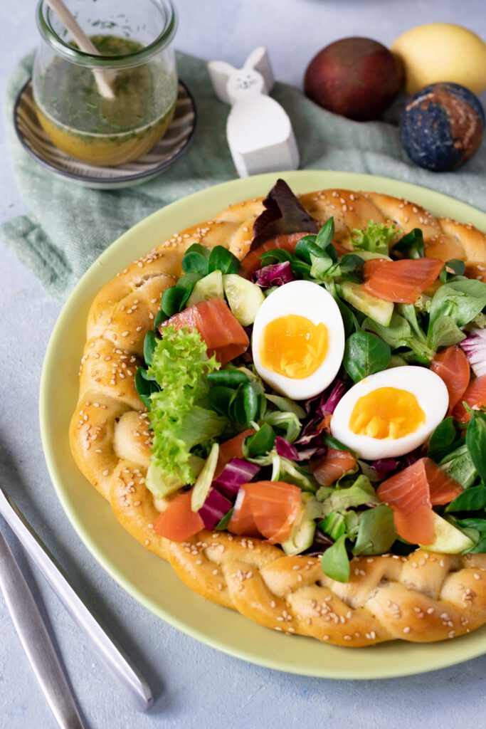 Herzhafter Osterkranz mit Salat, Räucherlachs und Senf-Dill-Dressing